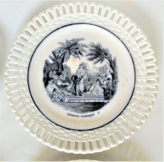 Une assiette de Longwy vers 1850, série Abd el Kader, représentant les Danseuses mauresques, à partir du tableau Une fête mauresque aux environs d'Alger de Benjamin Roubaud